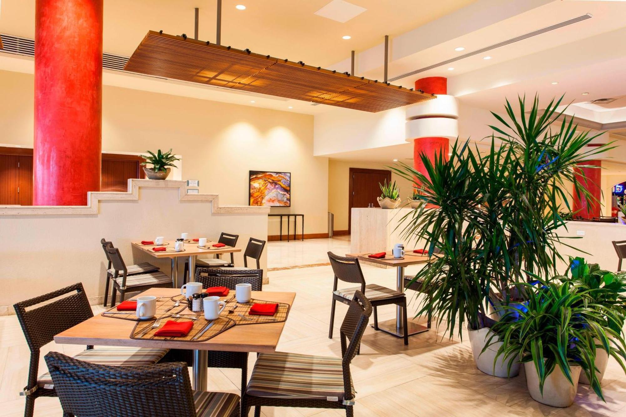 Courtyard By Marriott Isla Verde Beach Resort Сан-Хуан Экстерьер фото